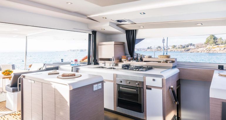 Photo #3 - Fountaine Pajot Aura 51 SMART ELECTRIC - 5 cab. (TIKI) en Pozzuoli - 41131