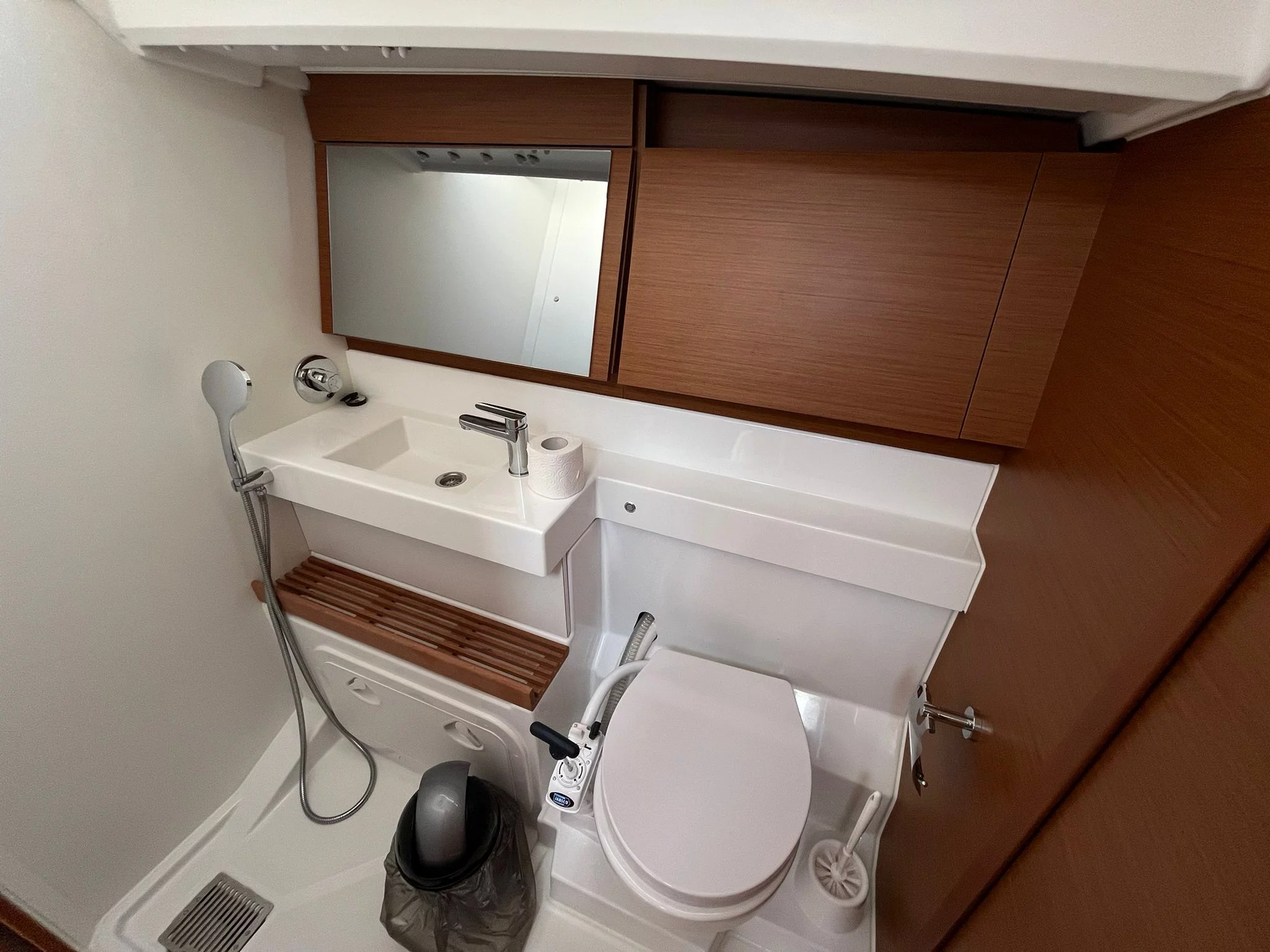 Sun Odyssey 440 (Art Vandelay)  - 9