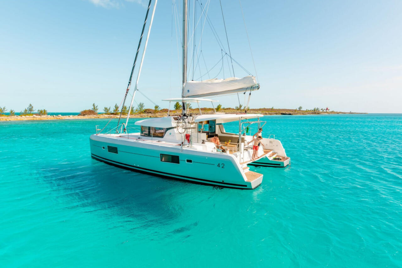 Photo #1 - Lagoon 42 - 4 + 2 cab. (Petit Terre) en Bas du fort - 42919