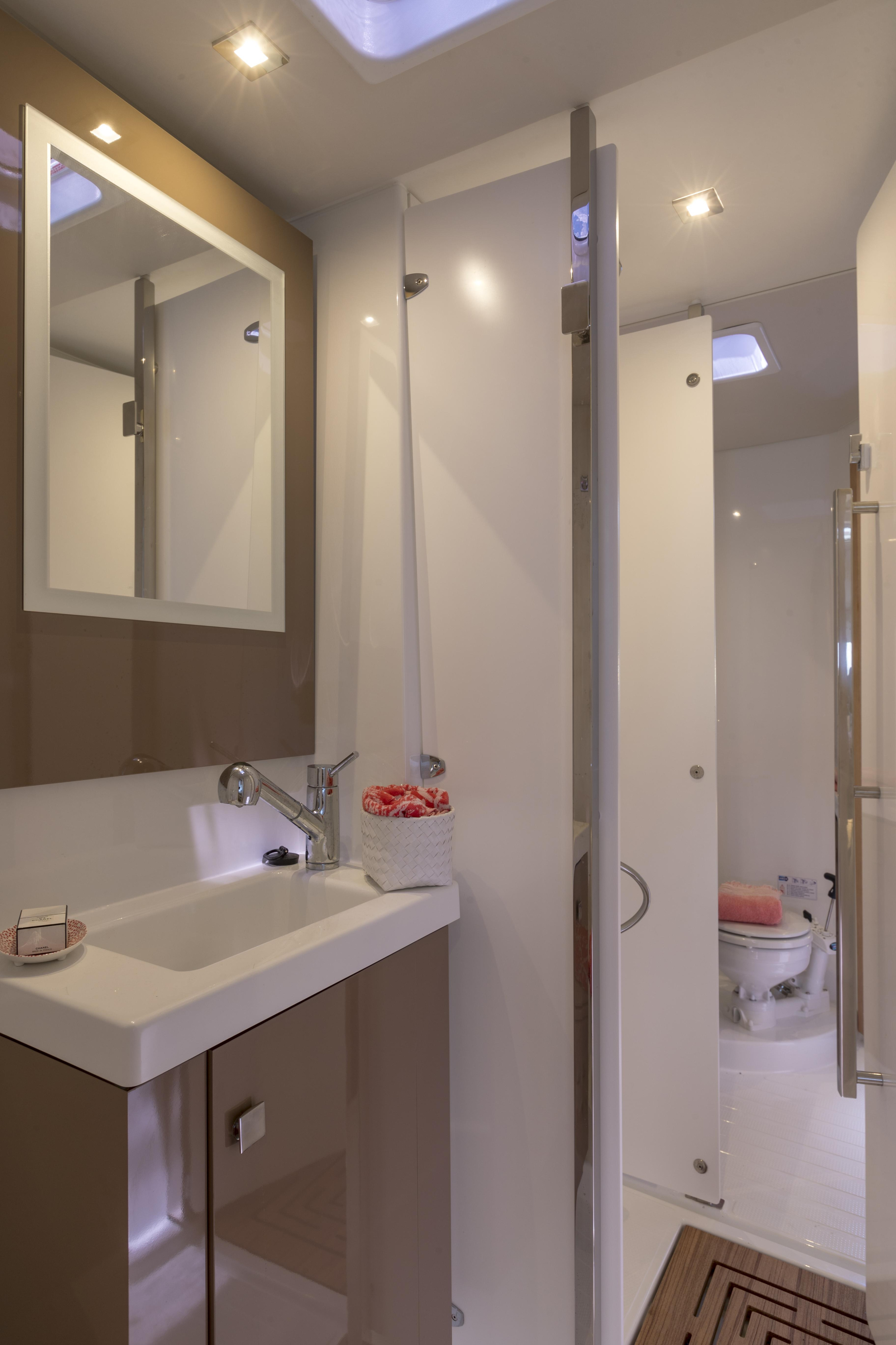 Photo #8 - Fountaine Pajot Astrea 42 - 3 + 1 cab. (Bôrev) en Marseillan - 43205