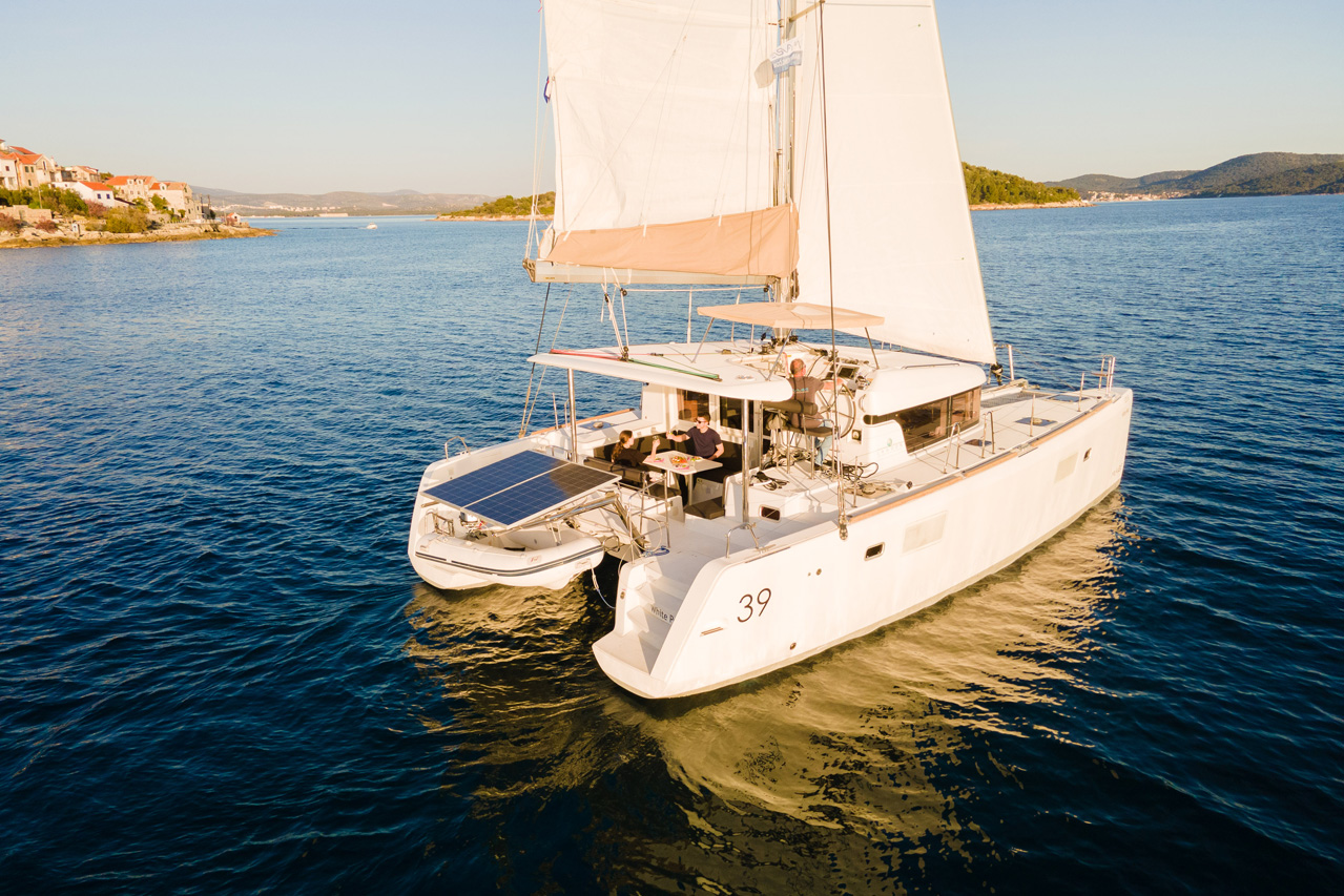 Photo #4 - Lagoon 39 - 4 + 2 cab. (White Pearl) in Sibenik - 43387