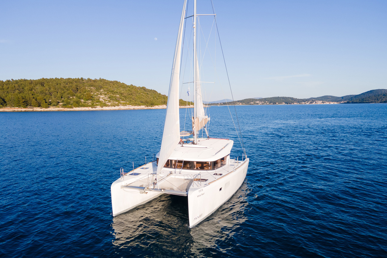 Photo #5 - Lagoon 39 - 4 + 2 cab. (White Pearl) in Sibenik - 43387