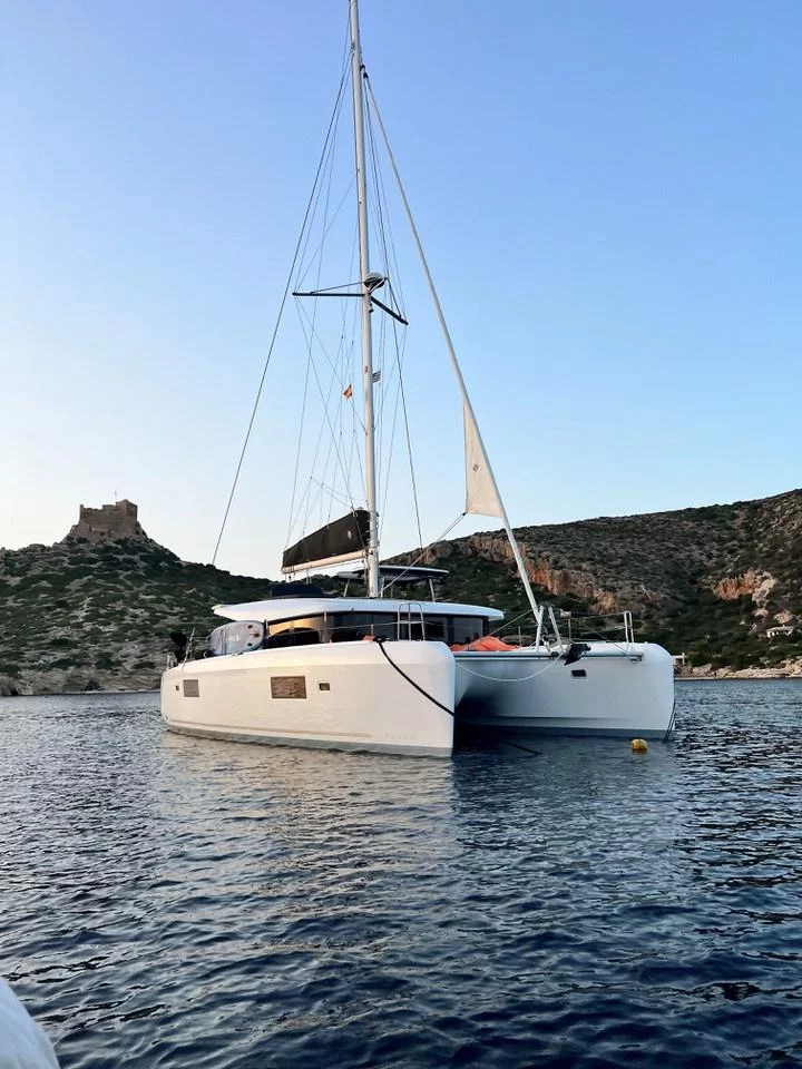 Lagoon 42 - 4 + 1 cab. (White Chadal)  - 3