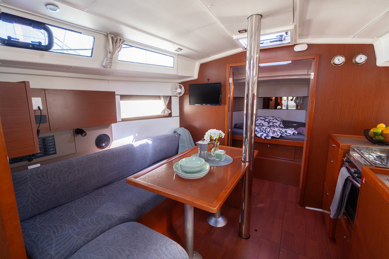 Photo #5 - Oceanis 38.1 (Hydra) in Pula - 43491