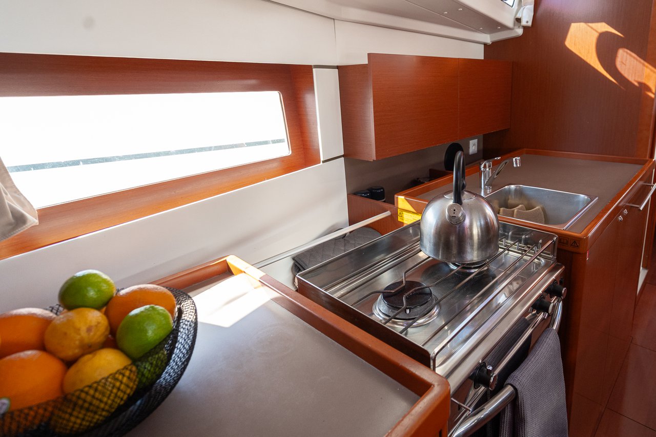 Photo #7 - Oceanis 38.1 (Hydra) in Pula - 43491