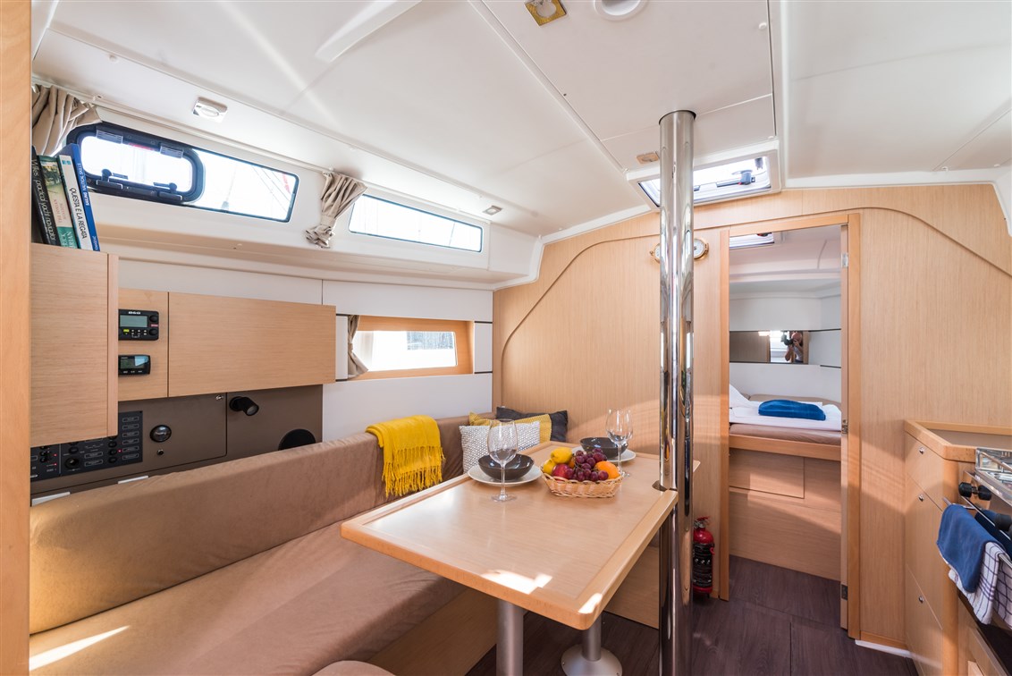 Photo #14 - Oceanis 38 - 3 cab. (Rusalka) in Pomer - 43595