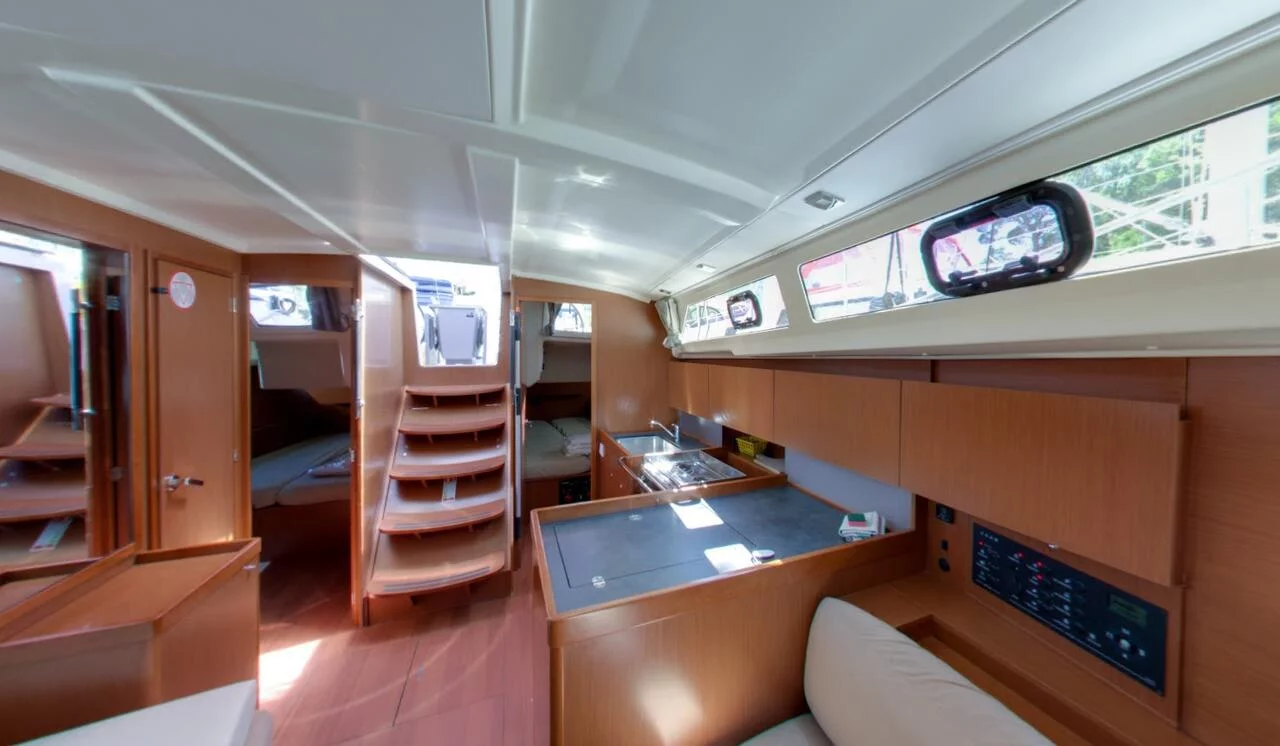 Oceanis 38.1 (Luce)  - 9