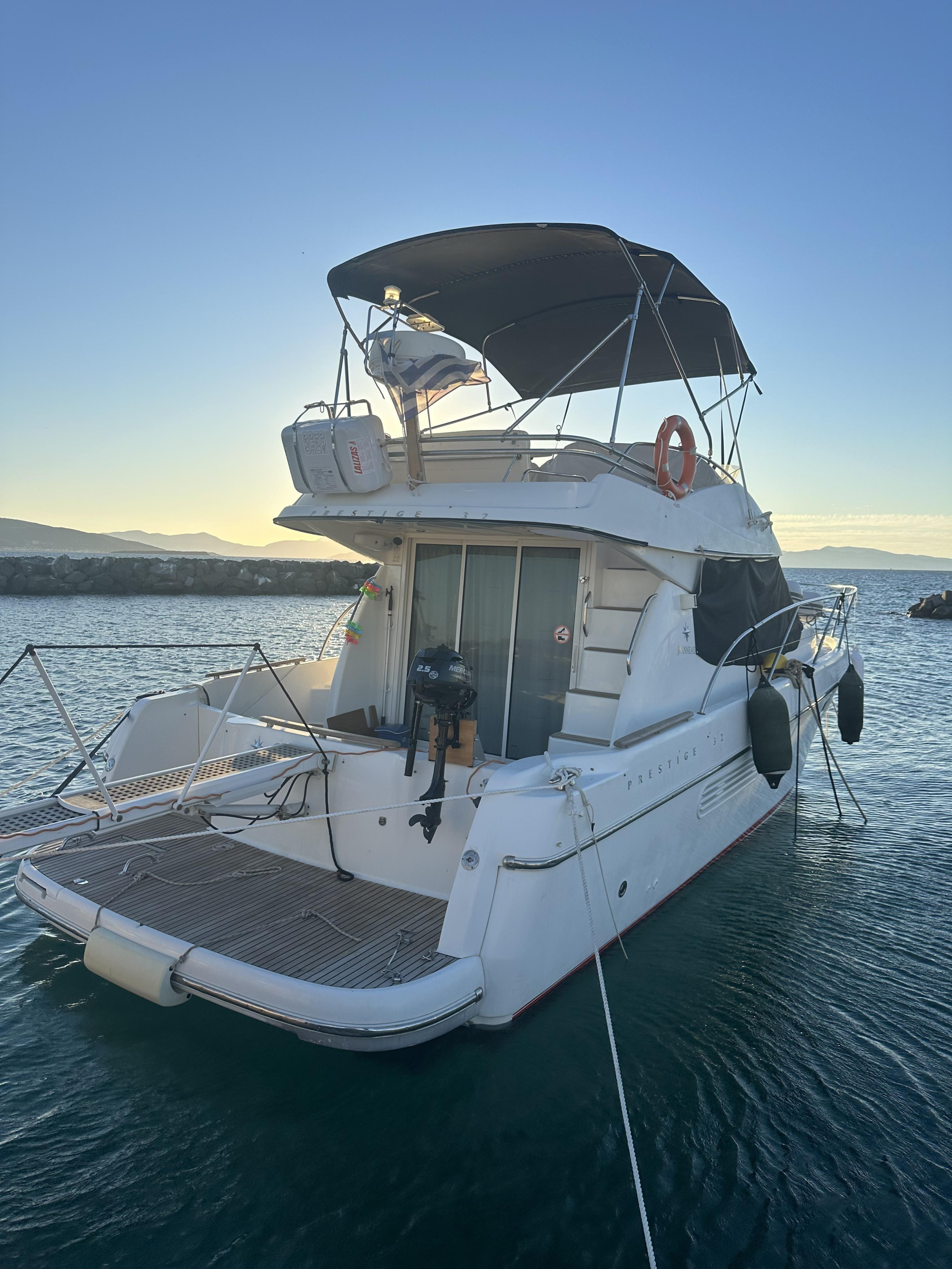 Photo #5 - Prestige 32 Fly (Solmar) in Athens - 43656