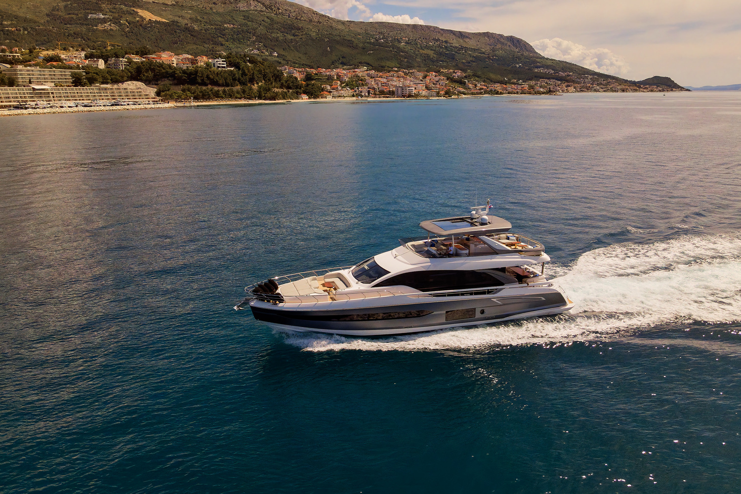 Photo #2 - Azimut 78 Fly - 4 + 1 cab. (Viva) in Podstrana - 43719