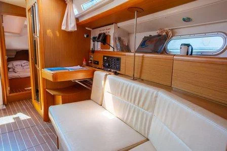 Sun Odyssey 42i (Winter Breeze)  - 13