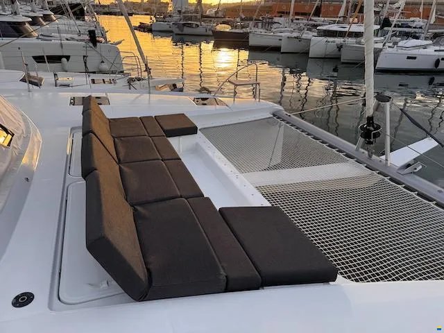 Photo #3 - Fountaine Pajot Astrea 42 Maestro (Kahuna) en Toulon - 61258