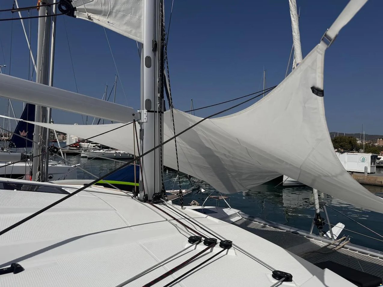 Photo #4 - Fountaine Pajot Astrea 42 Maestro (Kahuna) en Toulon - 61258