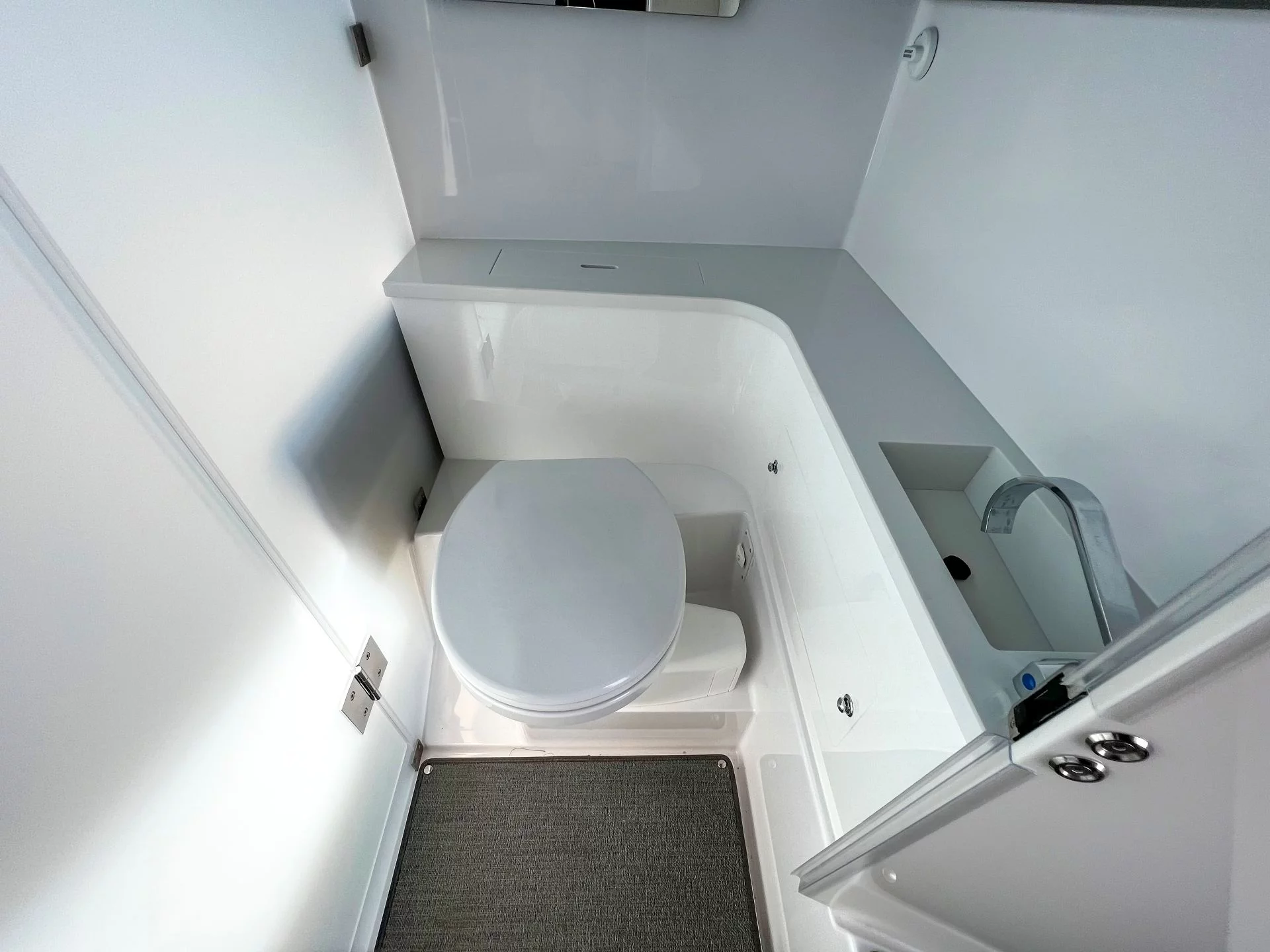 Axopar 37 XC Cross Cabin (Kaizen)  - 11