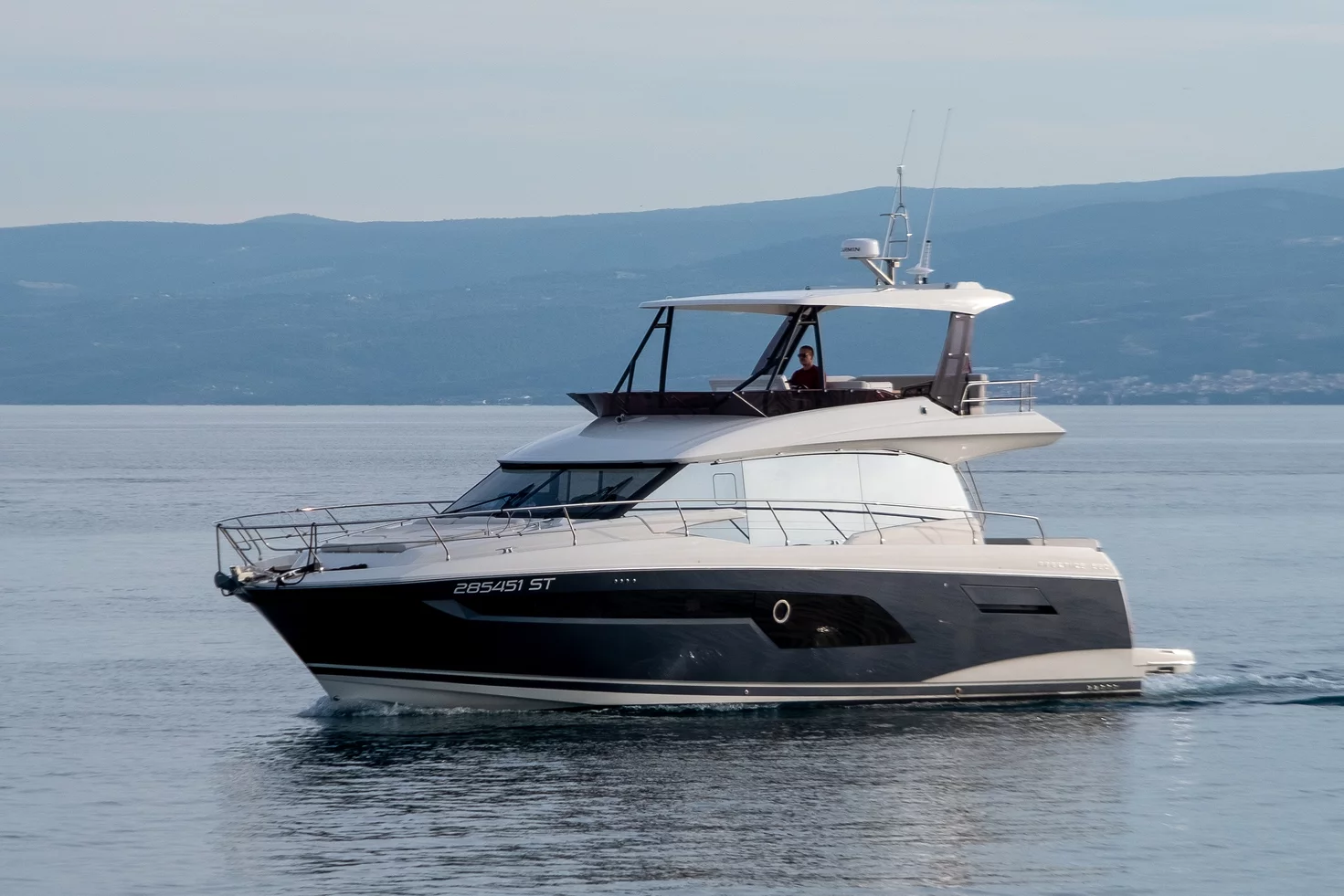 Prestige 520 Flybridge (Baby Indy)  - 2