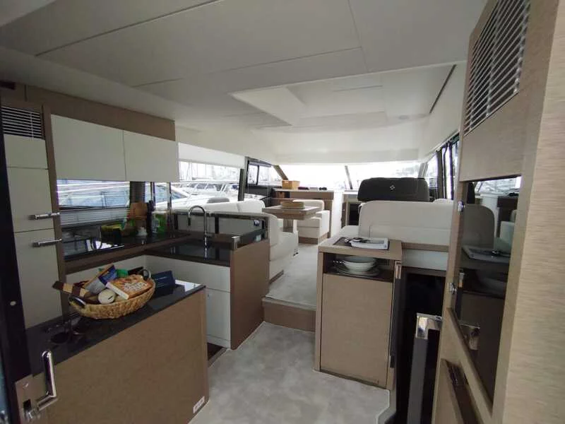 Prestige 520 Flybridge (Baby Indy)  - 8