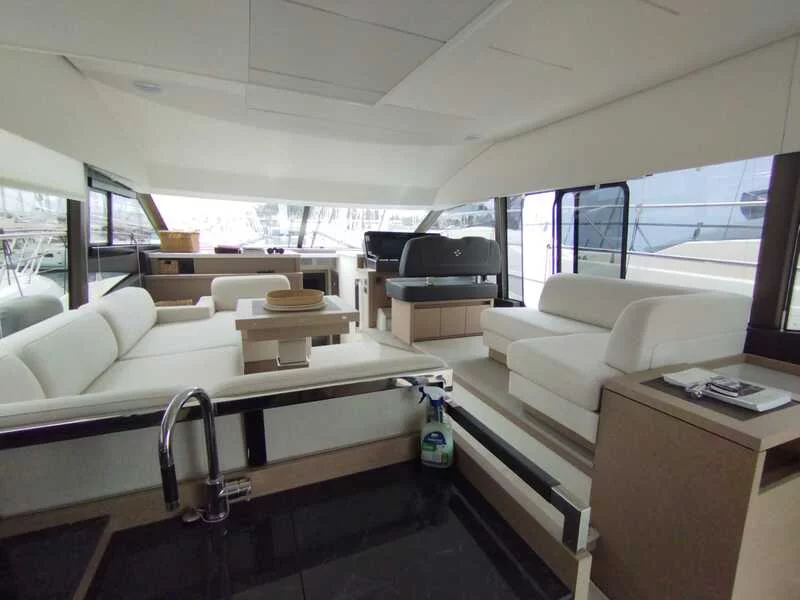 Prestige 520 Flybridge (Baby Indy)  - 11
