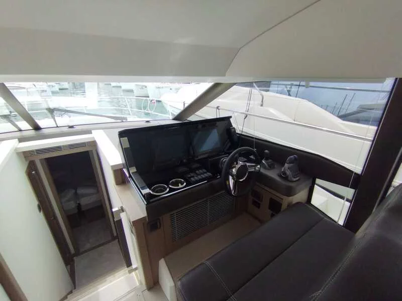 Prestige 520 Flybridge (Baby Indy)  - 12