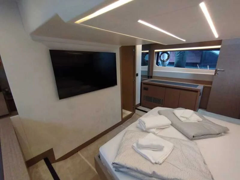 Prestige 520 Flybridge (Baby Indy)  - 14