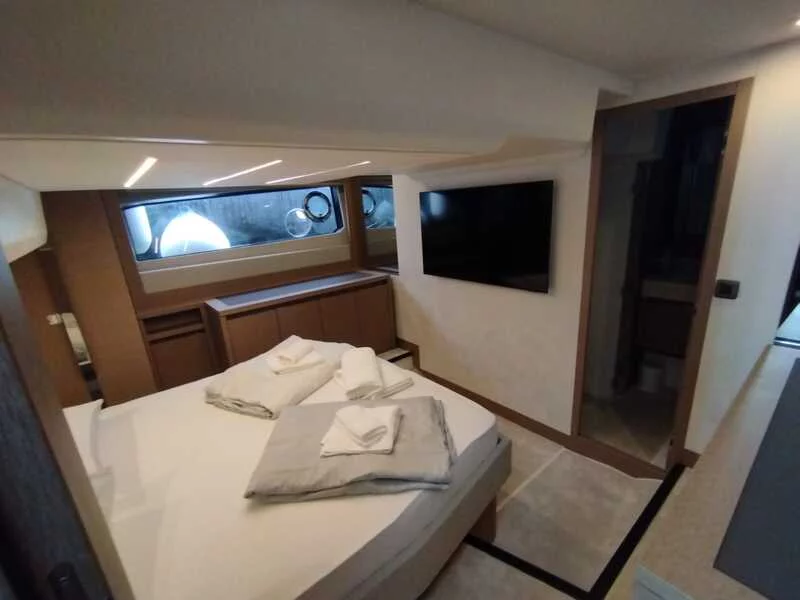 Prestige 520 Flybridge (Baby Indy)  - 15