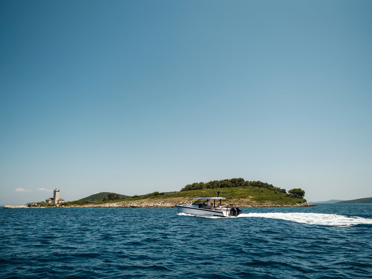 Photo #9 - Axopar 37 Sun Top (Axopar 37) in Zadar - 63247