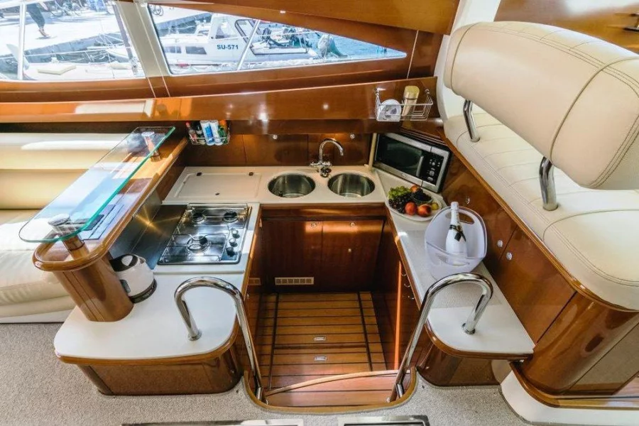 Prestige 46 Fly (Unplugged *2018 in charter)  - 18