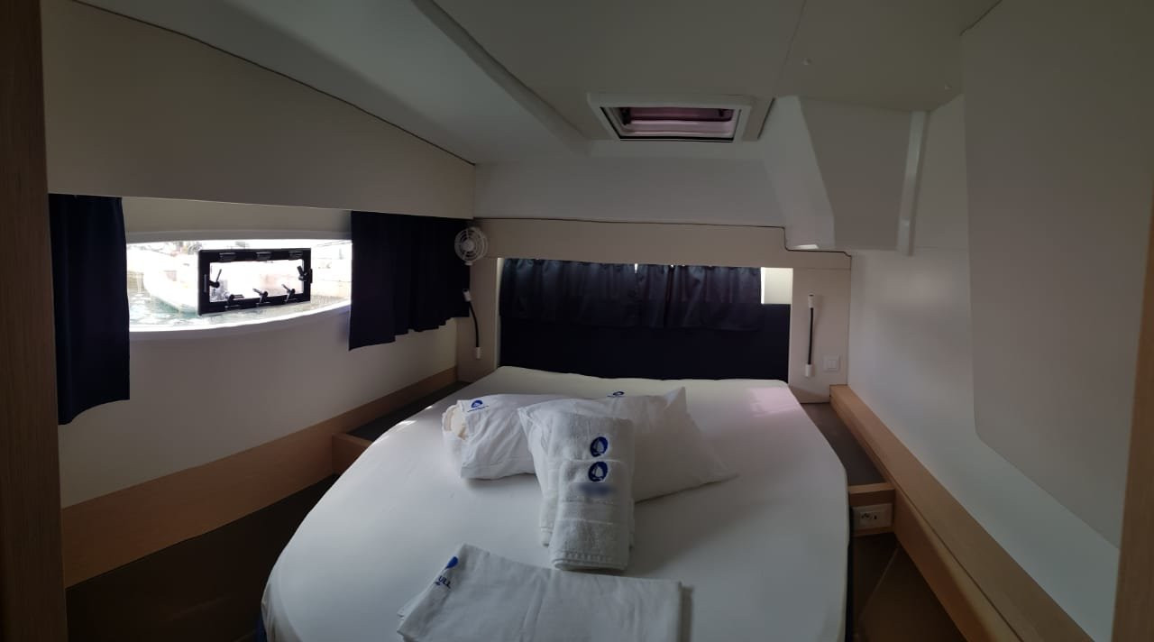 Photo #8 - Fountaine Pajot Astrea 42 - 4 + 2 cab. (Wild Baleine) in Lavrion - 45489