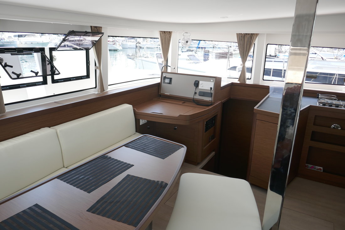 Photo #9 - Lagoon 42 - 4 + 2 cab. (Coral Seas) in Lavrion - 45812