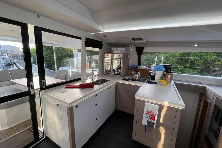 Fountaine Pajot Astrea 42 - 4 + 2 cab. (Nauti Mollie (ex. Out Of Office))  - 24