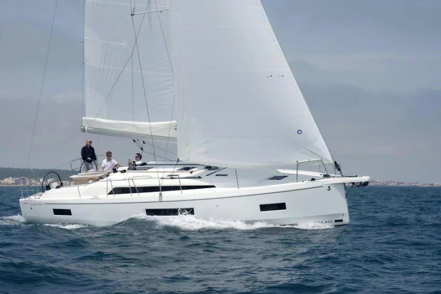 Beneteau Oceanis 40.1 FIRST LINE - Watermaker - 3 Double cabins - 1 Double bunk cabin (Madelon)  - 2