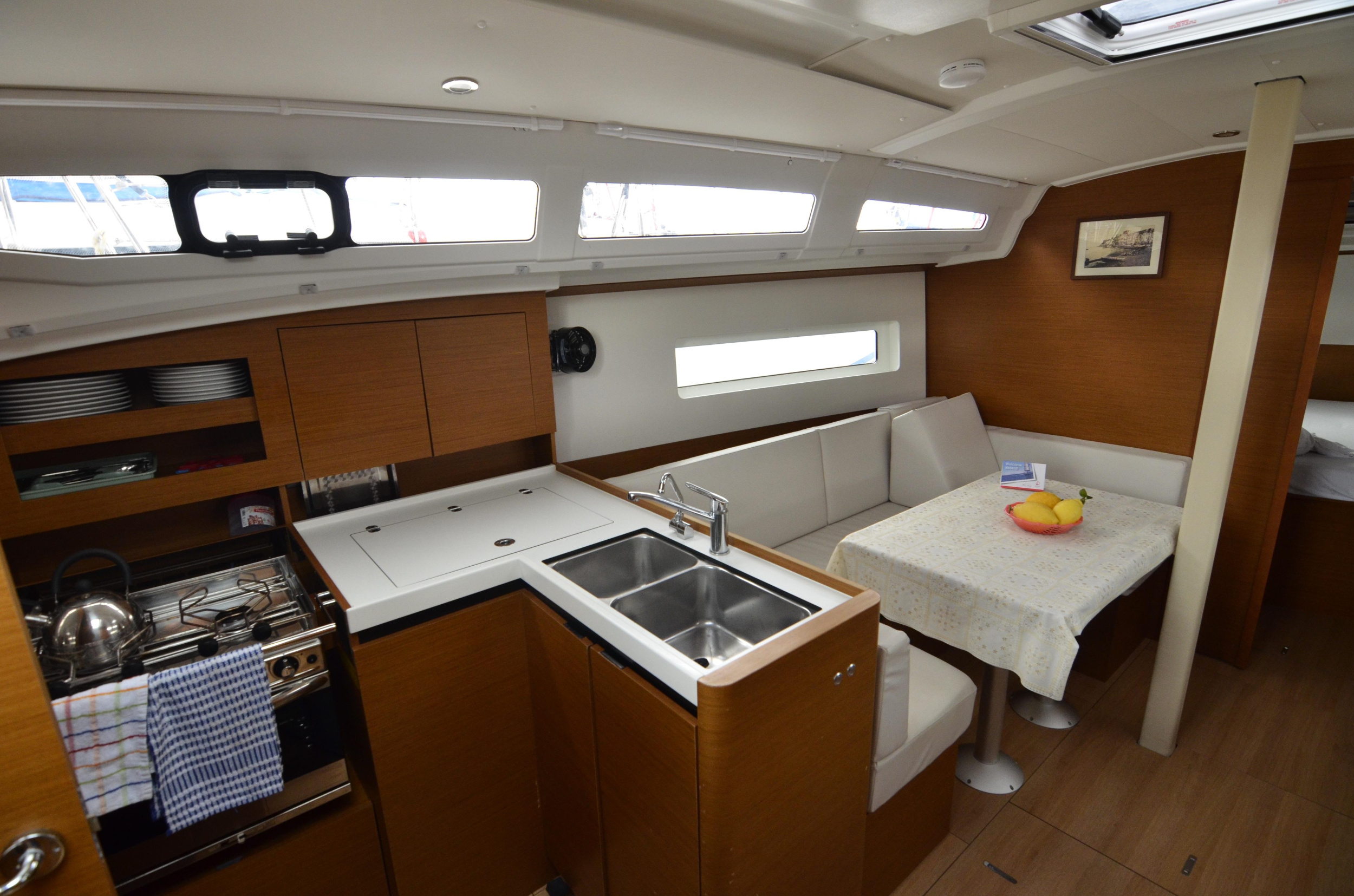 Photo #4 - Sun Odyssey 380 (Philippa) in Procida - 54636
