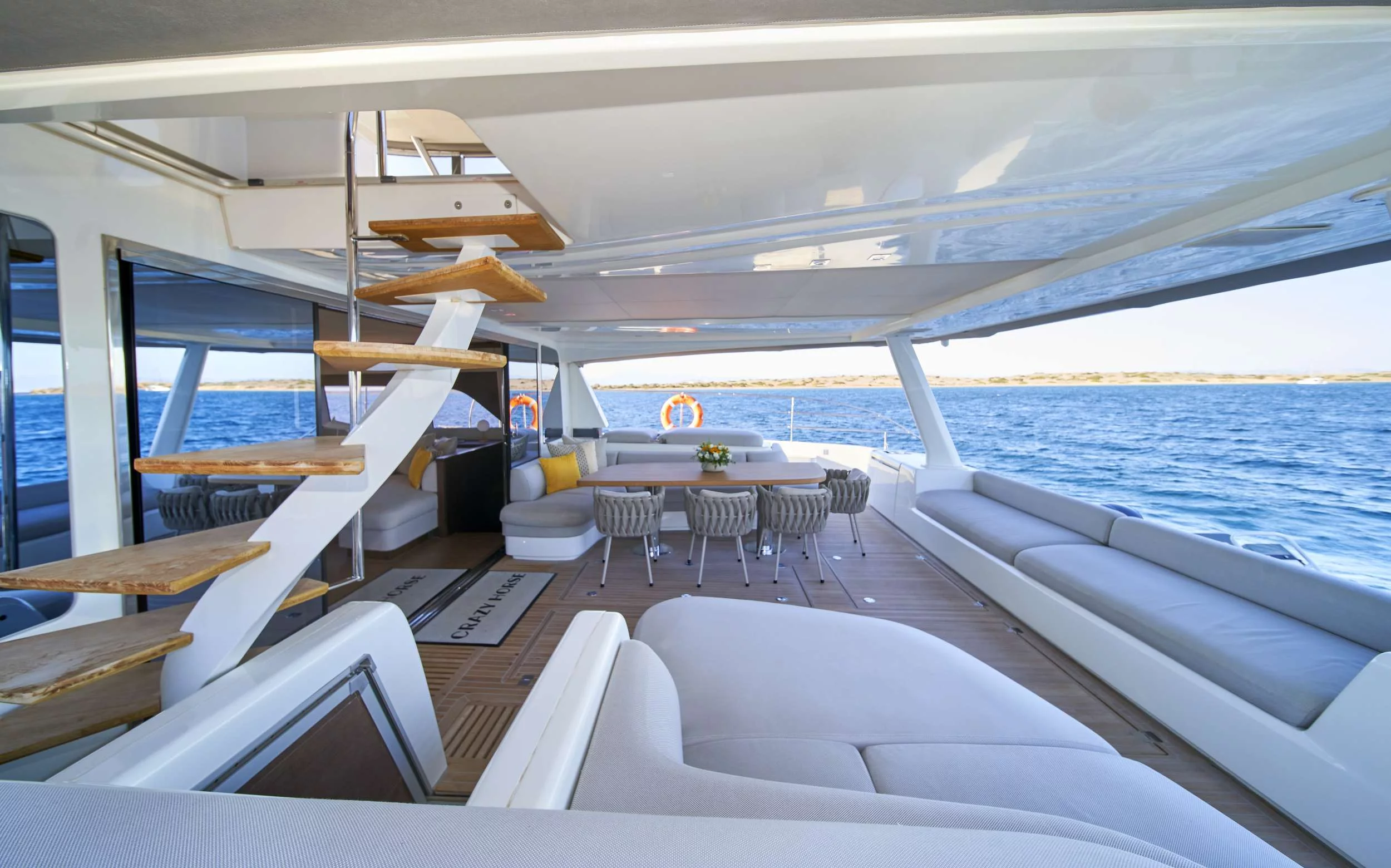Lagoon 78 power crewed (CRAZY HORSE)  - 1