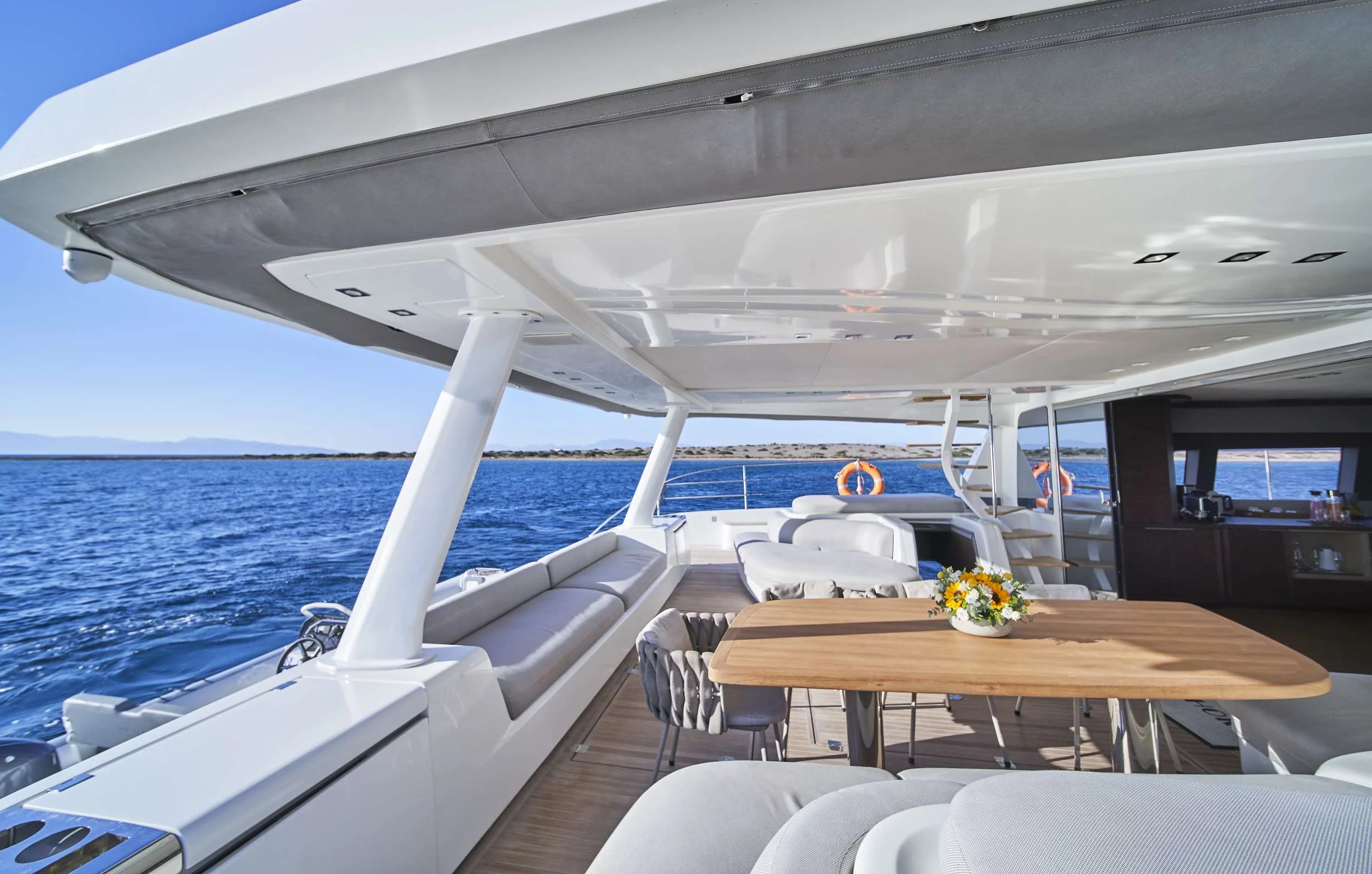 Lagoon 78 power crewed (CRAZY HORSE)  - 2