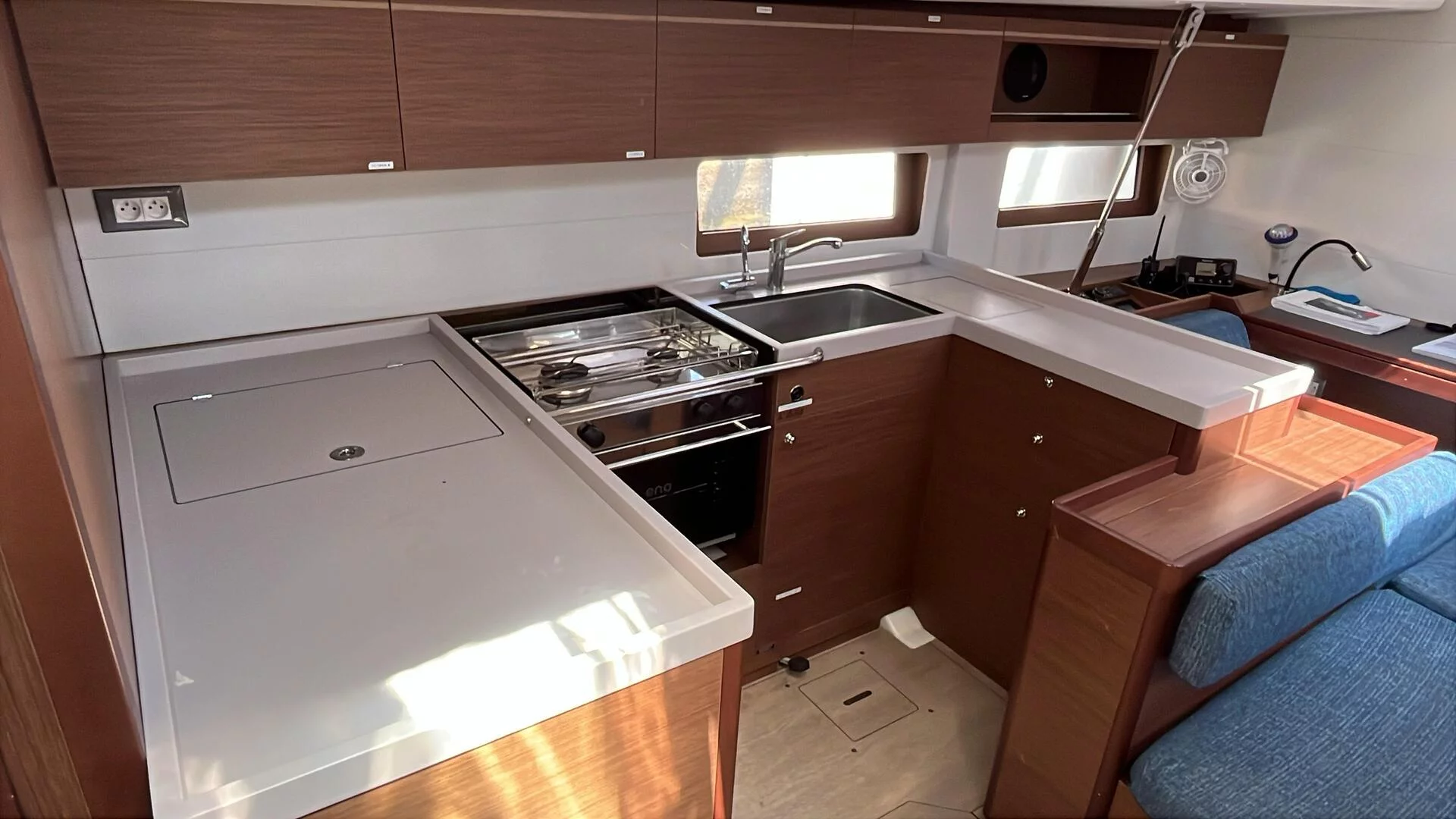 Oceanis 51.1 (Alboran Moscatel)  - 14