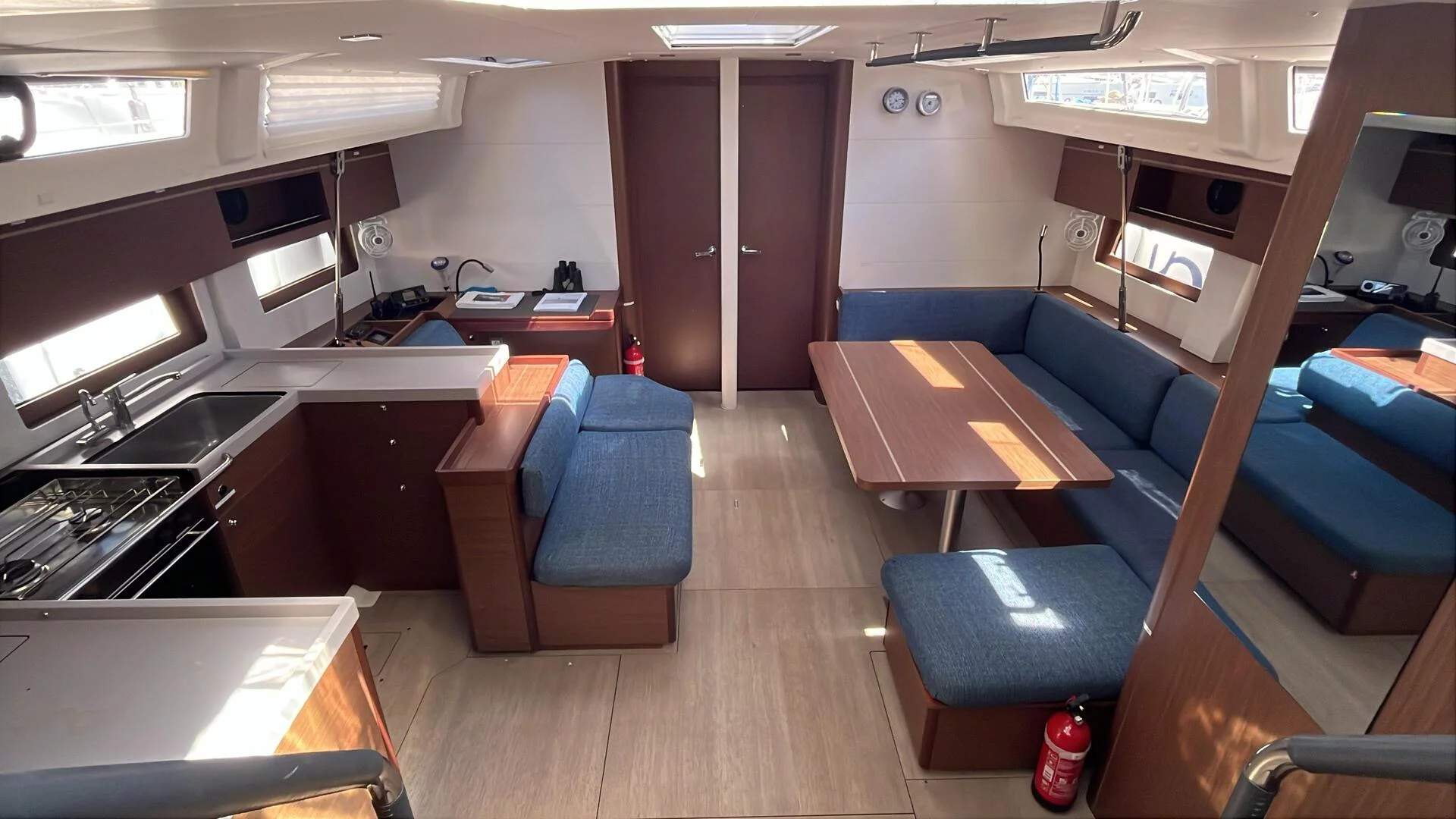 Oceanis 51.1 (Alboran Moscatel)  - 13