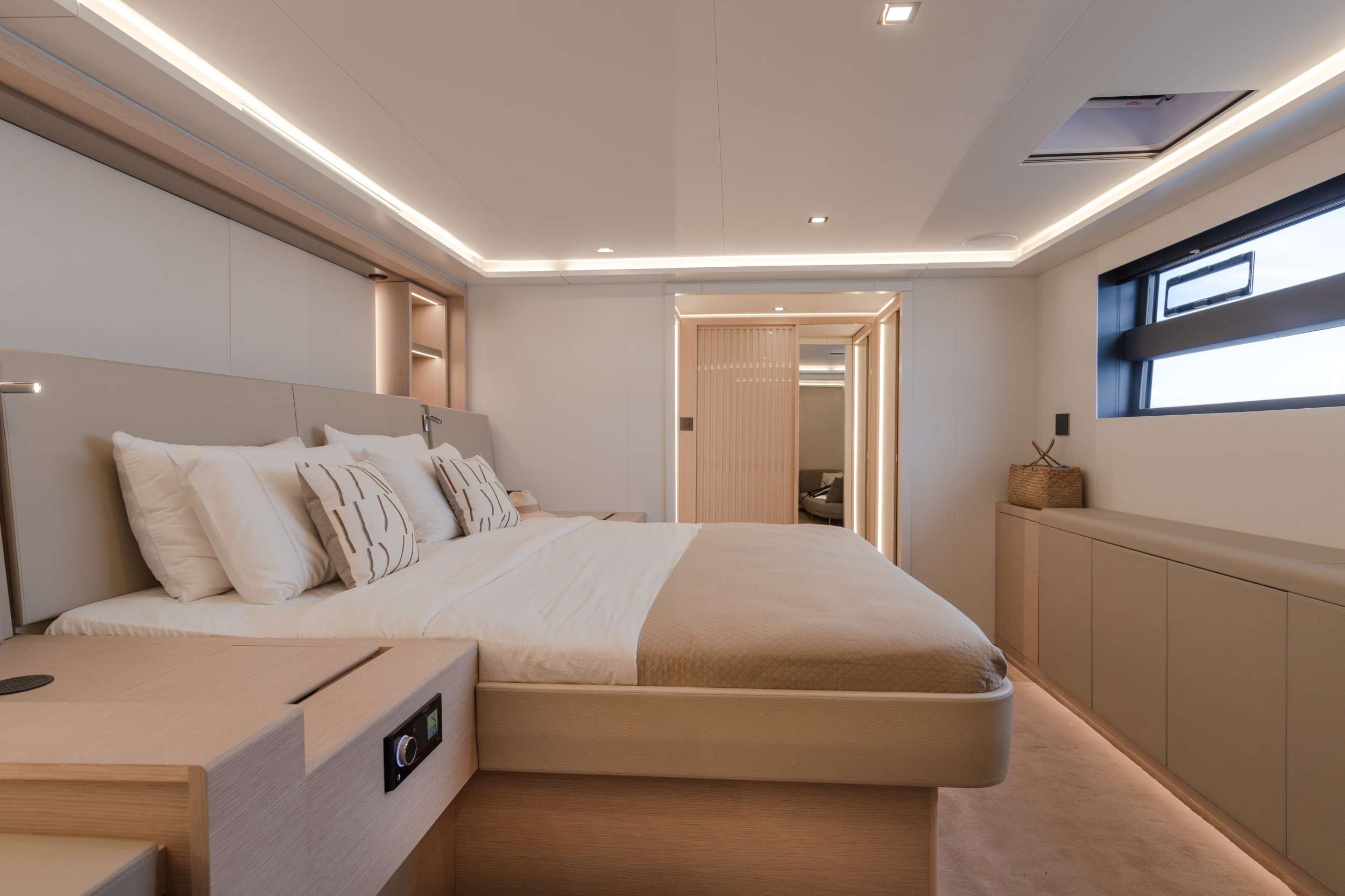 Photo #2 - Fountaine Pajot 80 Power (CHRISTAL MIO 80) in Athens - 61789