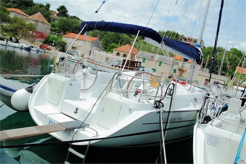 Beneteau Cyclades 39.3 (3Cab) (Pharos)  - 10