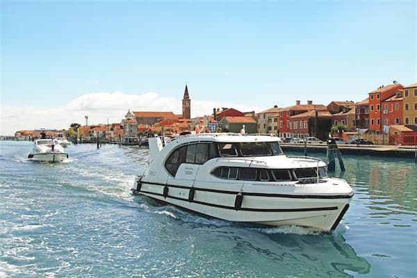 Houseboat charter